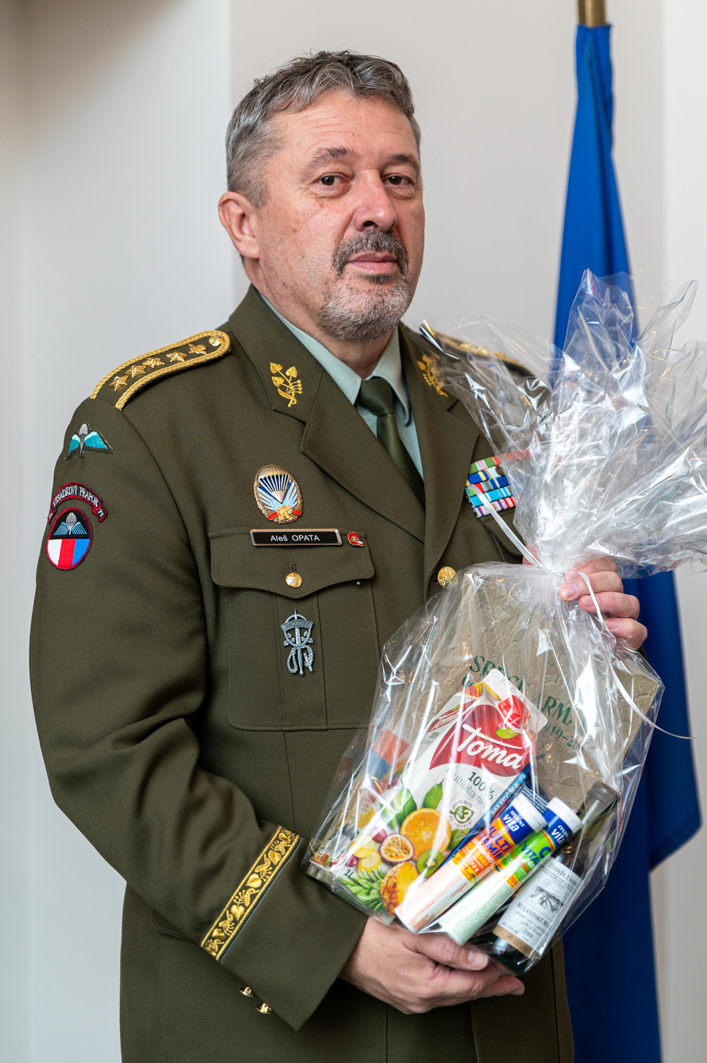 Generál Opata poslal válečným veteránům vánoční dárky