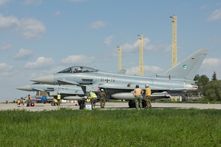 Na letounech Eurofighter Typhoon si čáslavští technici prakticky nacvičili procedury k přijetí letounu a přípravy k opakovanému vzletu