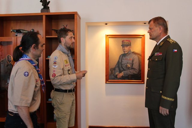 Projev vedoucího projektu Lukáše Šlehofera před udělením medaile generálu Bečvářovi.