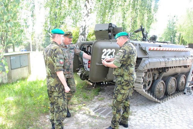 V doprovodu generála Gurníka navštívil generál Hochwart jednotku 7. mechanizované brigády v Přáslavicích 