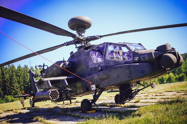 Američtí vojáci představí návštěvníkům bojový vrtulník Apache