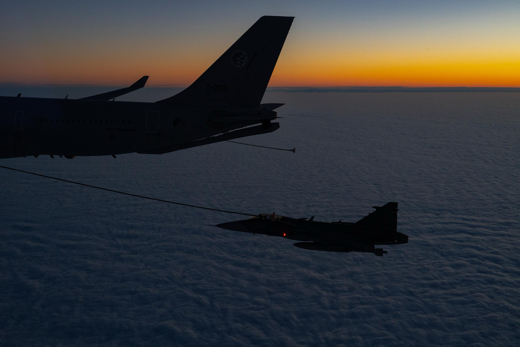 Natankovat během letu se řadí ke složitějším manévrům