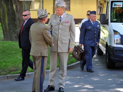 Náčelník generálního štábu Josef Bečvář právě přijel na setkání s dalšími náčelníky generálních štábů