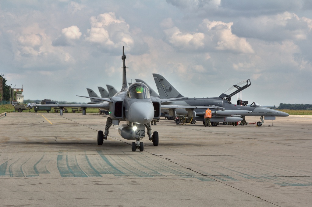 Letouny JAS-39 Gripen a L-159ALCA na pardubickém letišti 