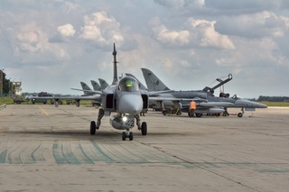 Letouny JAS-39 Gripen a L-159ALCA na pardubickém letišti 