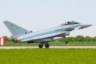 Víceúčelový stíhací letoun Eurofighter Typhoon na čáslavském letišti,