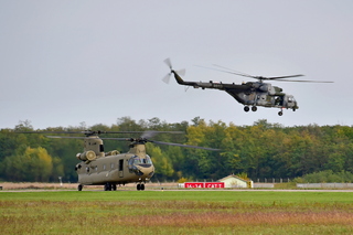 Ale také nizozemský vrtulník CH-47 Chinook a vrtulník Mi-171Š 22. základny vrtulníkového letectva Sedlec-Vícenice