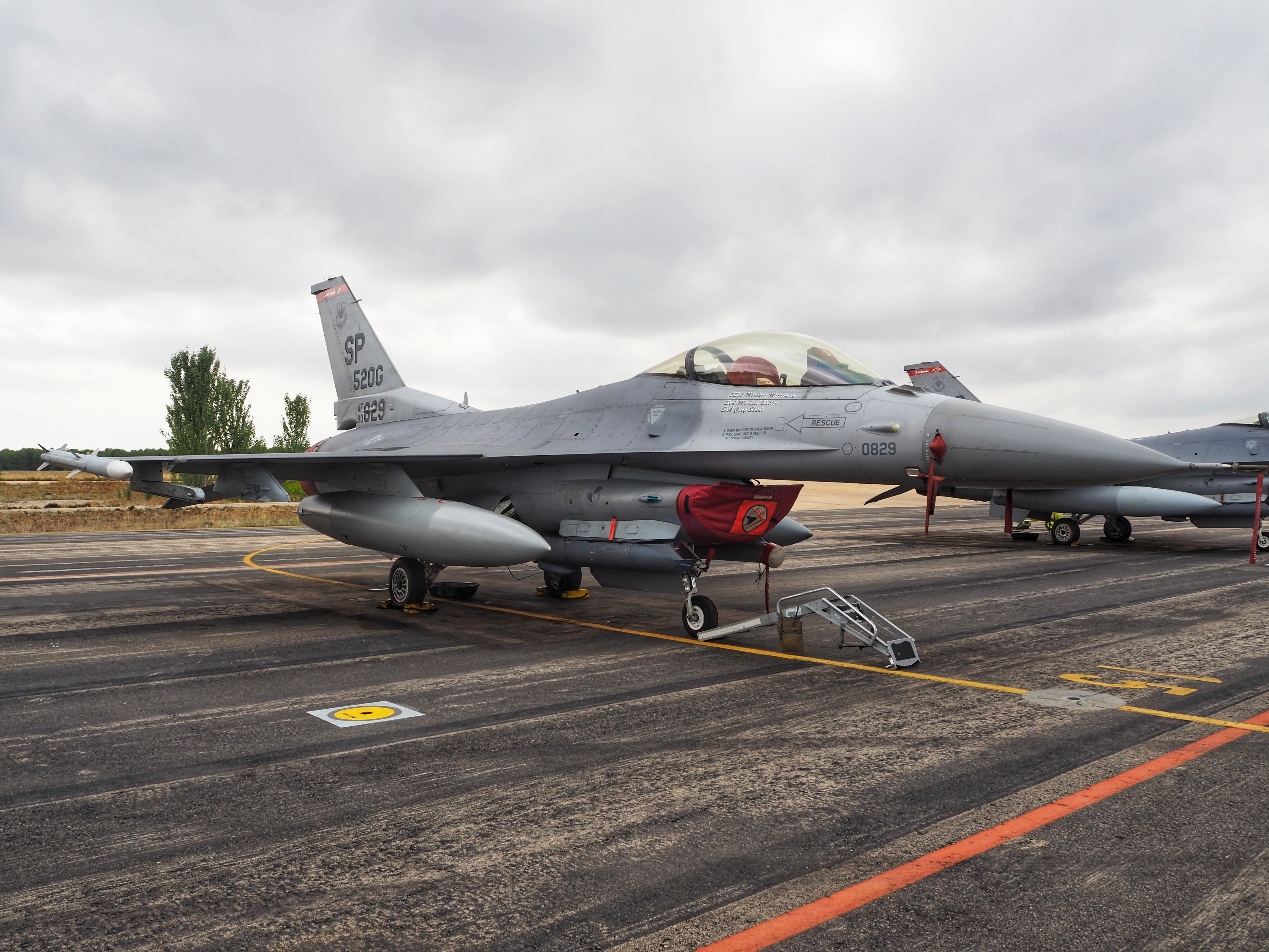 Americký letoun F-16 na stojánce