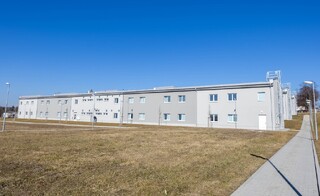 Tři nové ubytovací bloky pro frekventanty kurzu základní přípravy v areálu vyškovských kasáren. Kapacita je 540 míst, spolu s nováčky bydlí v budovách i jejich instruktoři.