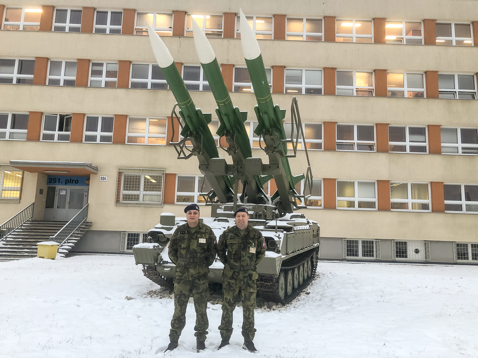 Desátník David Kavan a četař Petr Kokoška z 25. protiletadlového raketového pluku Strakonice
