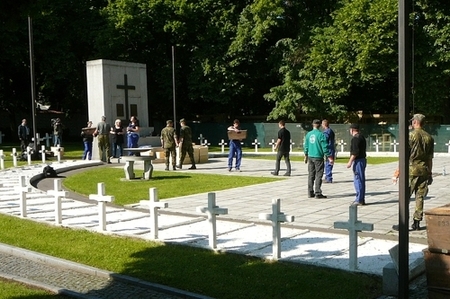 Vojáci Čestné stráže AČR pomáhali při opravě pohřebiště obětí první světové války