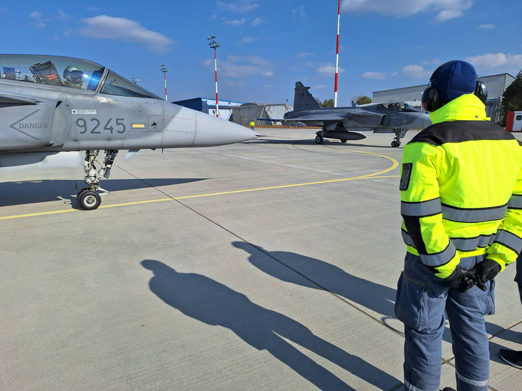 Cvičení se účastní pozemní letecký personál a 2 letouny JAS-39 Gripen