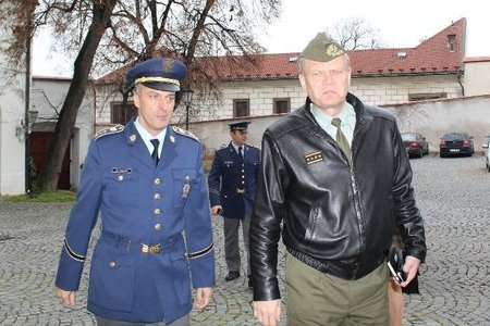 Generál Bečvář navštívil vojáky Hradní stráže