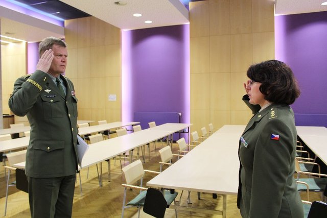 Generála Bečváře přivítala náčelnice odboru doplňování personálu plukovnice Šmerdová