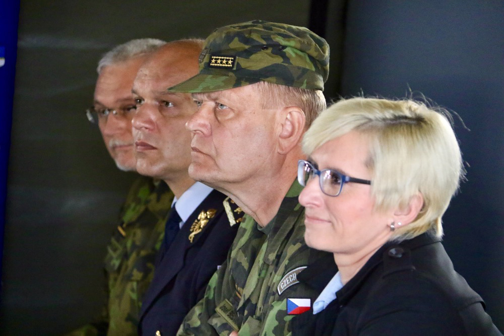 Zleva ředitel sekce plánování schopností MO brigádní generál Jaromír Alan, náčelník Generálního štábu armádní generál Josef Bečvář a ministryně obrany Karla Šlechtová