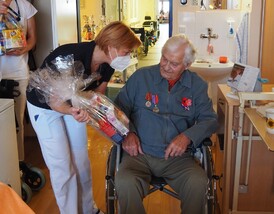 Mezi obdarovanými v Praze je plukovník v.v. Ján Hacko 