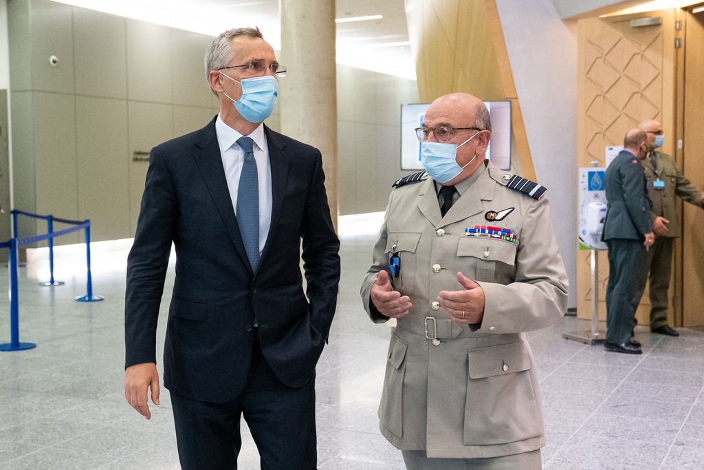 Generální tajemník NATO Jens Stoltenberg a předseda Vojenského výboru NATO vrchní maršál letectva Sir Stuart Peach