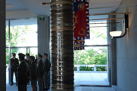 Součástí Hrobu neznámého vojína v Národním památníku na Vítkově je od 8. května 2011 schránka na prsti z významných bojišť