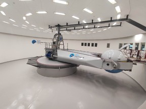 Piloti absolvovali výcvik na dynamickém simulátoru-centrifuze