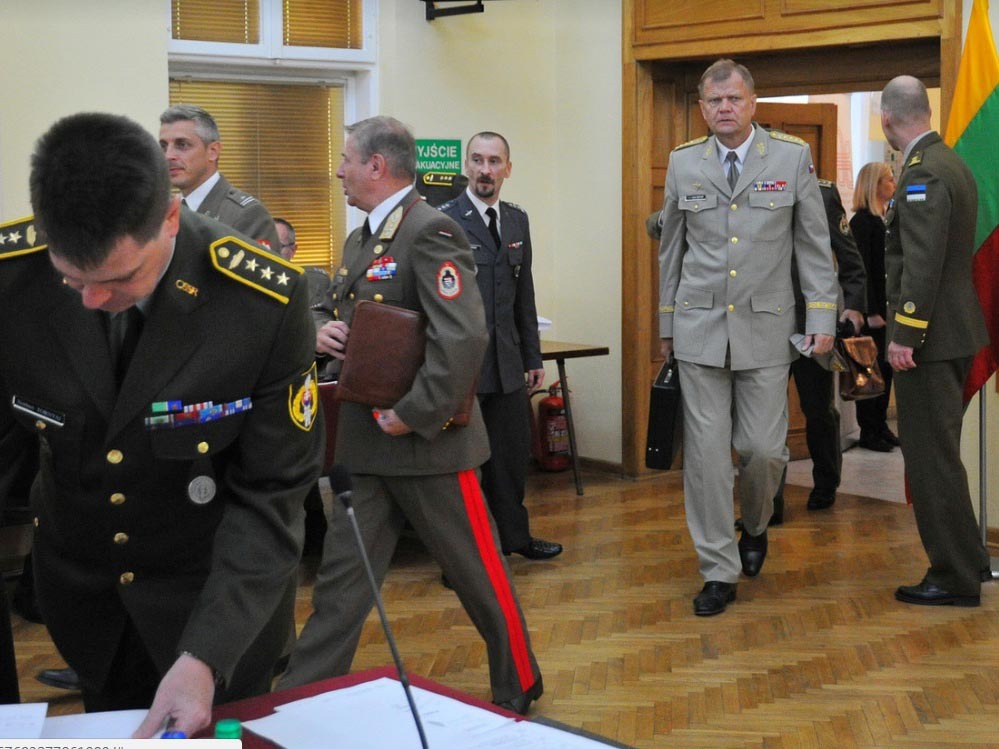 Armádní generál Josef Bečvář vchází na jednání