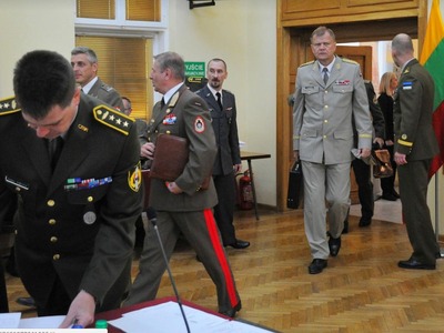 Armádní generál Josef Bečvář vchází na jednání