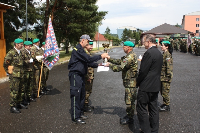  Velitel Vojenské hasičské jednotky Jince Miroslav Jandík přebírá za vítězné družstvo putovní pohár ve střelecké soutěži velitele 13.dp od plk. Štefana Roška