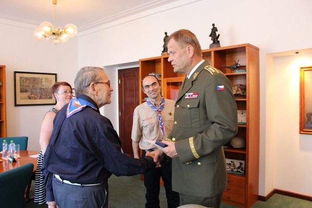 Představitelé Junáka udělili generálu Bečvářovi Medaili skautské vděčnosti.