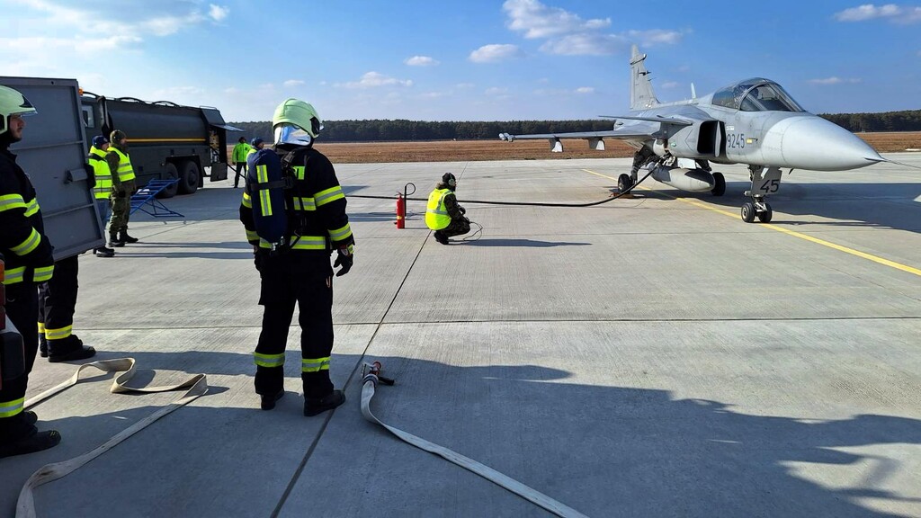 Tankování s běžícím motorem i přistání na cizím letišti. Čeští stíhači cvičili s Gripeny na Slovensku