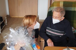 V Domově Vlčí mák dárky předala vrchní sestra Jana Zoufalá