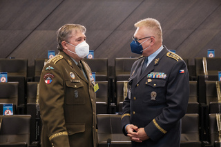 Armádní generál Aleš Opata a vojenský představitel ČR při NATO a EU generálporučík Jaromír Alan