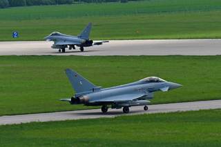 Dvojice víceúčelových stíhacích letounů Eurofighter Typhoon při přistání na letišti v Čáslavi