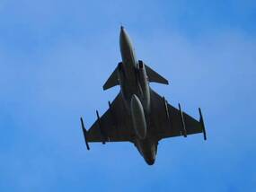 Do Gripenu nejprve usedli s instruktorem, pak samostatně