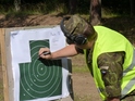  Rozhodčí zapisuje zásahy v terči z pistole  CZ 75