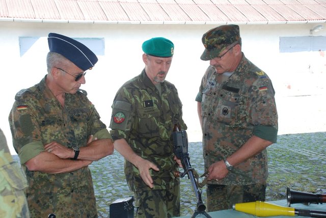 Generál Hochwart si prohlédl výzbroj přáslavické jednotky