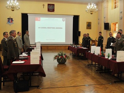Armádní generál Josef Bečvář na jednání (vlevo, předposlední)