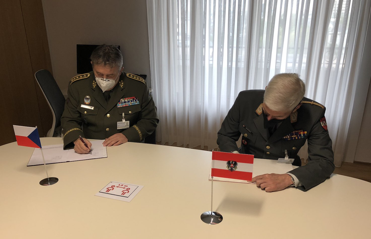 Armádní generál Aleš Opata a generál Robert Brieger při podpisu dohody