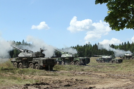 Dělostřelci na cvičení zvládli i ruční nabíjení, každá střela vážila 43 kilo