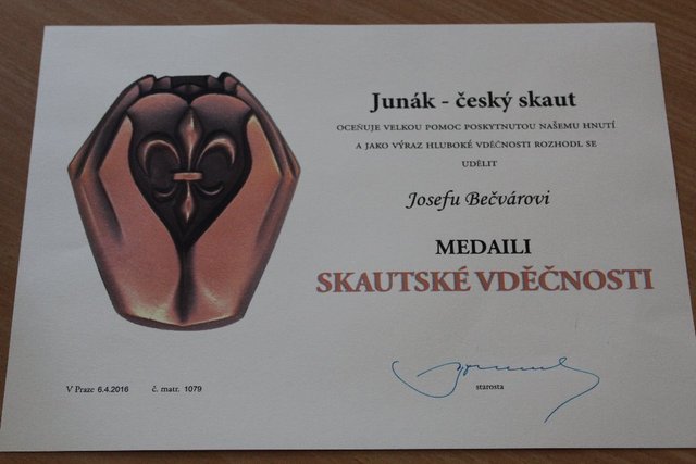 Generál Bečvář obdržel skautské vyznamenání za pomoc poskytnutou skautskému hnutí a jako výraz hluboké vděčnosti.