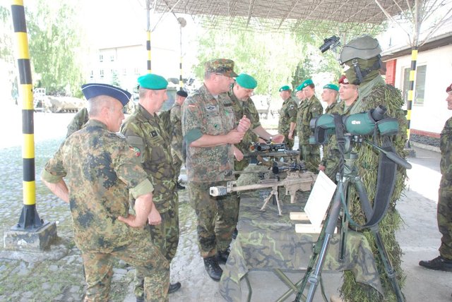 Přáslavičtí vojáci předvedli německé delegaci svoje vybavení
