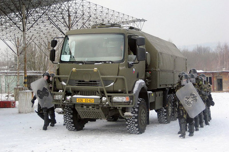 A squad deploying with support of a vehicle