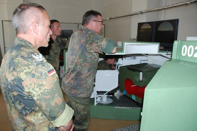 Generál Hochwart si prohlédl tankový trenažer