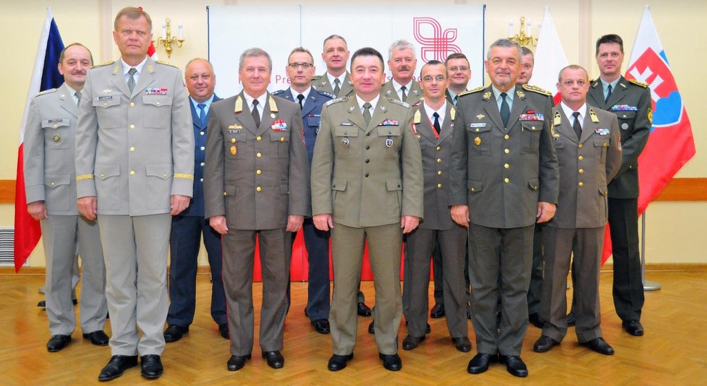 Společná fotografie všech účastníků jednání v polském Krakově