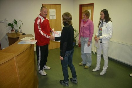 Tělovýchovný náčelník 13. dělostřelecké brigády kpt. Miloslav Viktora předává diplom nejlepší běžkyni rtm. Zuzaně Novotné 