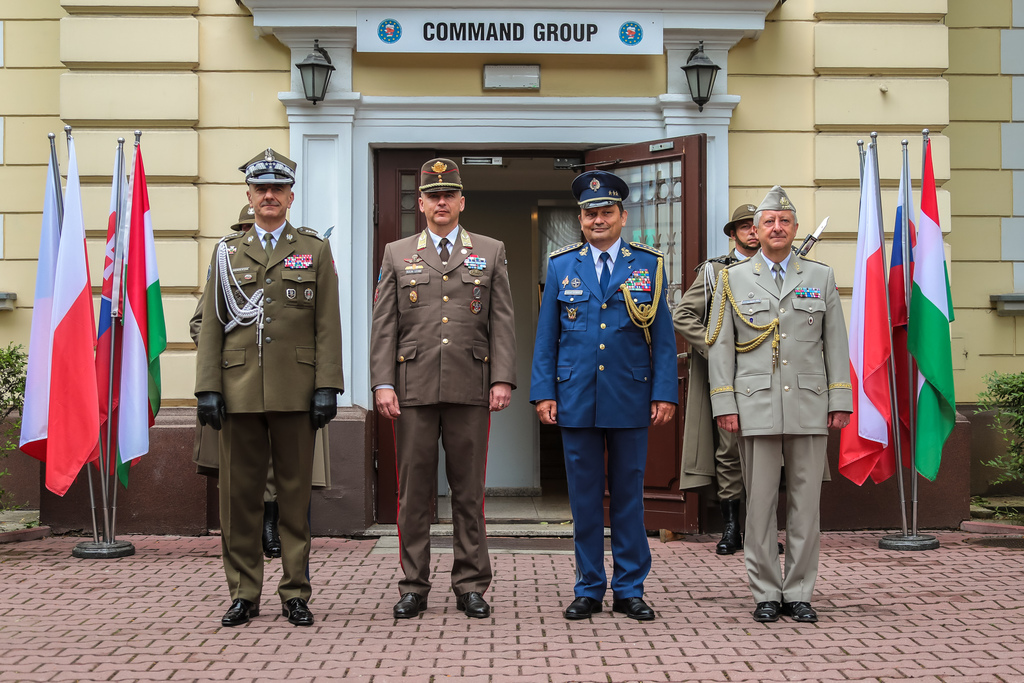 Společná fotografie náčelníků generálních štábů zemí V4