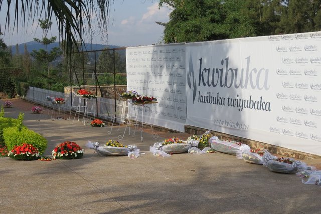 U památníku v Kigali položili hosté věnce.