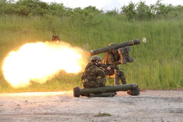 Střelba z protiletadlového raketového kompletu RBS-70. 