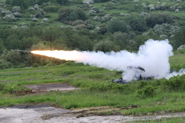 Střelba z protiletadlového raketového kompletu S-10M. 