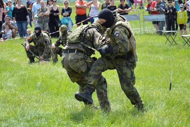 Ukázky boje zblízka bývají nedílnou součástí oblíbeného Dne s 25. protiletadlovým raketovým plukem, který organizuje strakonický útvar