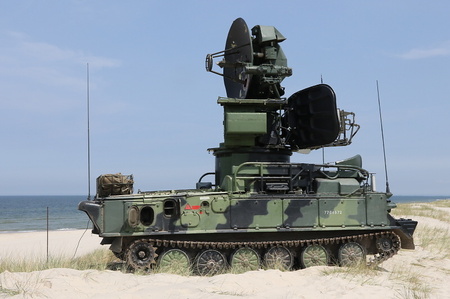 Řídící a naváděcí radiolokátor SURN CZ navádí rakety na vzdušné cíle. 