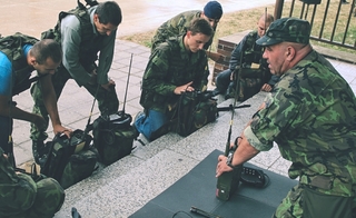 Civilisté se učili pracovat také s radiostanicemi